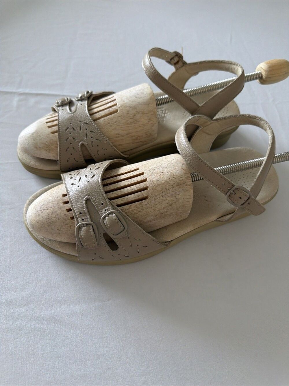 SAS Leather Comfort Sandals Womens Sz 9.5 W Wide Tan Adjustable Low Heel USA EUC - Picture 4 of 13